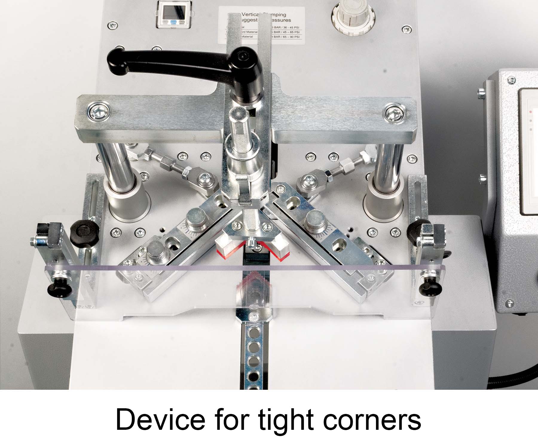 Adjustable tilting fence with enhanced corner tightening functionality